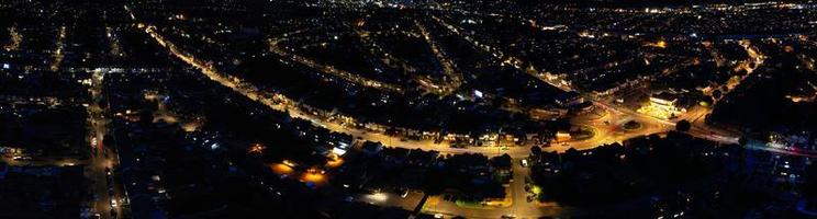 linda vista aérea noturna da cidade iluminada de luton da inglaterra, reino unido, imagens de alto ângulo do drone. foto