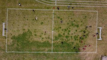 uma filmagem aérea e vista de alto ângulo do playground de uma escola de meninos na cidade de luton da inglaterra, autoestradas e rodovias britânicas foto