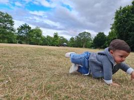 bebezinho fofo está posando em um parque público local da cidade de luton, na inglaterra, reino unido foto