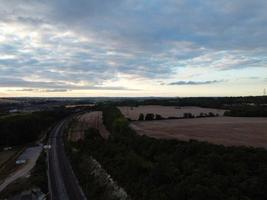 visão de alto ângulo da câmera do drone de alto ângulo de trilhos ferroviários na junção das rodovias de luton inglaterra uk foto