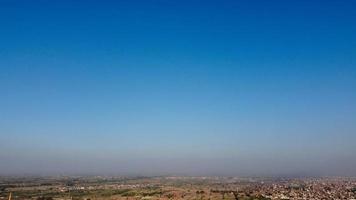 vista aérea de alto ângulo do histórico mughals hiran minar e vila de sheikhupura paquistão foto