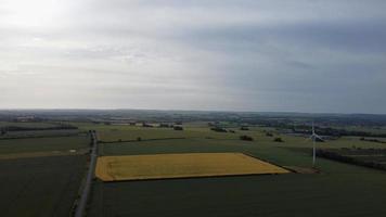 imagens aéreas vista de alto ângulo de geradores naturais de energia verde fontes de turbinas eólicas e fazendas de painéis solares na inglaterra reino unido foto