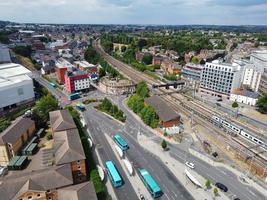 mais bela vista aérea dos edifícios do centro da cidade e da estação ferroviária central da cidade de luton da inglaterra, trem em trilhos foto