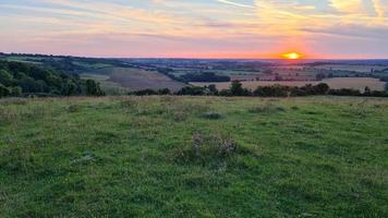 linda e bela cena do pôr do sol na Inglaterra, paisagem britânica foto