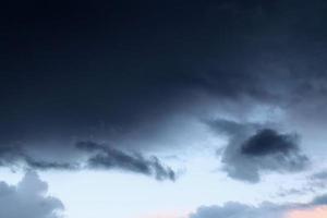 impressionantes formações de nuvens escuras antes de uma tempestade foto
