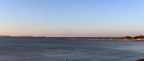 bela vista nas praias de areia no mar Báltico em um dia ensolarado foto