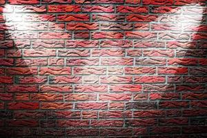 texturas de parede de tijolo envelhecidas e resistidas com iluminação de holofotes muito brilhante foto