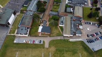 uma filmagem aérea e vista de alto ângulo do playground de uma escola de meninos na cidade de luton da inglaterra, autoestradas e rodovias britânicas foto