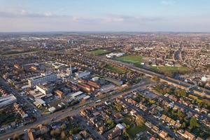 vista aérea da cidade de luton da inglaterra e trilhos, propriedade residencial foto