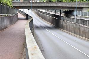 diferentes placas e marcações pintadas no asfalto das ruas e estradas. foto