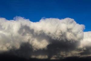 impressionantes formações de nuvens escuras antes de uma tempestade foto