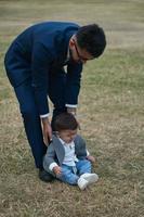 pai paquistanês asiático está segurando seu bebê de 11 meses no parque local foto