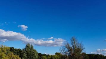 vista aérea de alto ângulo do parque público de wardown na cidade de luton, na inglaterra, reino unido foto