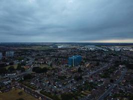 bela vista aérea noturna da cidade britânica, imagens do drone de alto ângulo da cidade de luton da inglaterra, reino unido foto