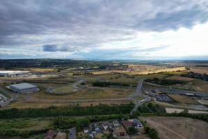 vista aérea e imagens de alto ângulo do intercâmbio das autoestradas britânicas da junção 11a da m1 na cidade de luton norte da inglaterra, reino unido. foto