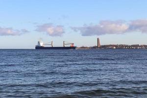 grande navio de carga na água do mar Báltico. vista da praia em laboe na alemanha foto