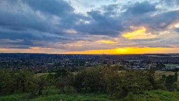 linda e bela cena do pôr do sol na Inglaterra, paisagem britânica foto