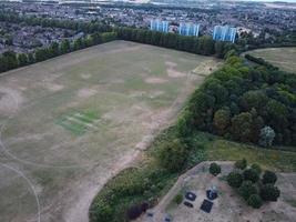 vista aérea de alto ângulo da cidade de luton da inglaterra ao pôr do sol à noite. foto