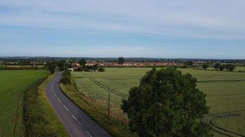 imagens aéreas vista de alto ângulo de geradores naturais de energia verde fontes de turbinas eólicas e fazendas de painéis solares na inglaterra reino unido foto