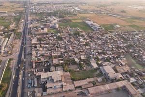 vista aérea da vila de kala shah kaku de punjab paquistão foto