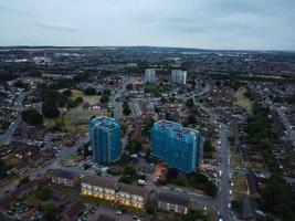 bela vista aérea noturna da cidade britânica, imagens do drone de alto ângulo da cidade de luton da inglaterra, reino unido foto