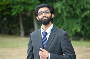 homem asiático posando no parque público local de luton inglaterra reino unido foto