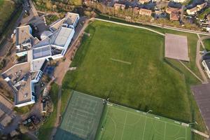 vista aérea da cidade de luton da inglaterra e trilhos, propriedade residencial foto