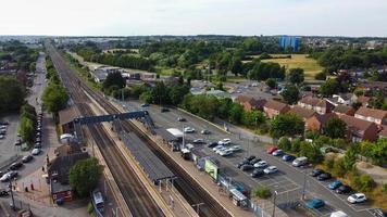 vista aérea da cidade de luton com imagens de alto ângulo de trem e pista passando pela cidade da inglaterra, reino unido foto