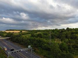 vista aérea de alto ângulo de estradas britânicas e autoestradas de alta velocidade na cidade de luton da inglaterra, reino unido foto