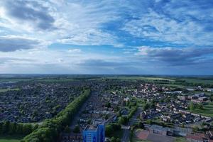 imagens aéreas por drone vista de alto ângulo da cidade de londres luton da inglaterra e edifícios residenciais foto