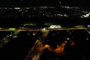 vista aérea de alto ângulo da cidade britânica à noite cidade britânica foto