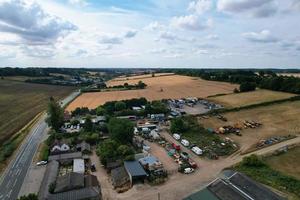 bela vista de alto ângulo da vila britânica e zona rural da inglaterra reino unido foto