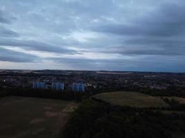 vista aérea de alto ângulo da cidade de luton da inglaterra ao pôr do sol à noite. foto