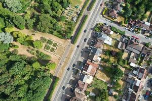 vista aérea da propriedade residencial da cidade de luton da inglaterra reino unido em um dia quente e ensolarado foto