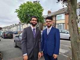 jovens homens de negócios jovens estão posando em uma rua de luton inglaterra reino unido foto