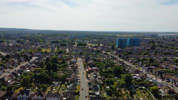 casas e edifícios de filmagem de alto ângulo na cidade de londres luton e vista aérea da estação ferroviária de leagrave foto