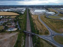 vista aérea de alto ângulo das rodovias britânicas e trilhos de trem no norte de londres luton inglaterra uk foto