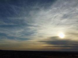 vista aérea da cidade de luton da inglaterra reino unido na hora do pôr do sol, nuvens coloridas imagens de alto ângulo tiradas por drone foto