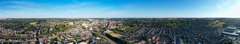 vista do drone de alto ângulo do centro da cidade de luton e da estação ferroviária, luton inglaterra. luton é cidade e município com status de autoridade unitária, no condado cerimonial de bedfordshire foto
