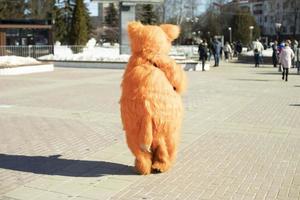 figura de animal pulando. raposa laranja. foto