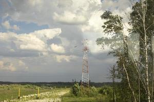 torre de comunicação em campo. detalhes da infra-estrutura de rádio. foto