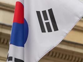 bandeira da coreia do sul em um mastro movendo-se lentamente ao vento contra o céu foto
