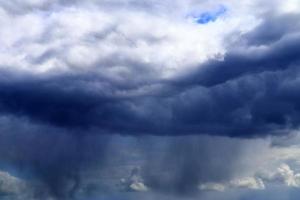 impressionantes formações de nuvens escuras antes de uma tempestade foto