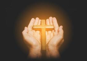 cruz ou crucifixo nas mãos católicas da mulher do cristianismo foto