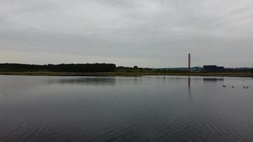 imagem aérea e de alto ângulo pássaros aquáticos bonitos estão nadando no lago stewartby da inglaterra reino unido na bela manhã ao nascer do sol foto