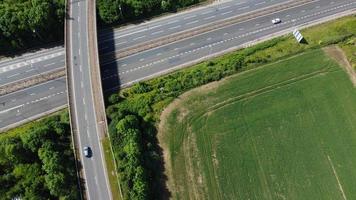 vista aérea de alto ângulo de estradas britânicas e tráfego passando pelo interior da inglaterra reino unido foto