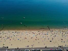 Vista de alto ângulo para o mar em frente à praia com pessoas na cidade de bournemouth, na inglaterra, reino unido, imagens aéreas do oceano britânico foto