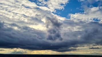 pôr do sol bonito e colorido com nuvens coloridas e céu sobre a cidade de luton da inglaterra grã-bretanha foto