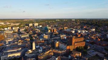 imagens de drone de alto ângulo da estação ferroviária central de luton e vista aérea do centro da cidade inglaterra reino unido foto