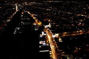 bela vista aérea noturna da cidade britânica, imagens do drone de alto ângulo da cidade de luton da inglaterra, reino unido foto